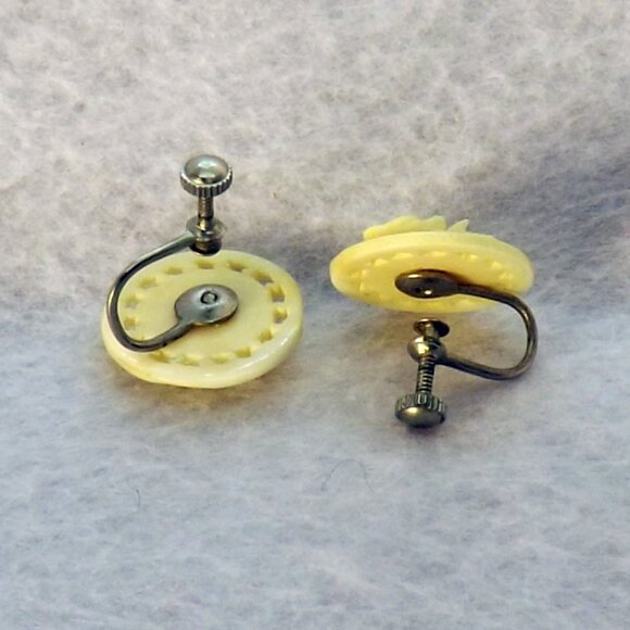 VTG.  Cream Carved Celluloid Rose Brooch and Rose Screw Back Earrings - Picture 4 of 7